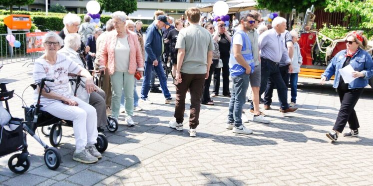 Foto: Elfde Double Classics: bewoners zorgcentrum in oldtimers door Cranendonck