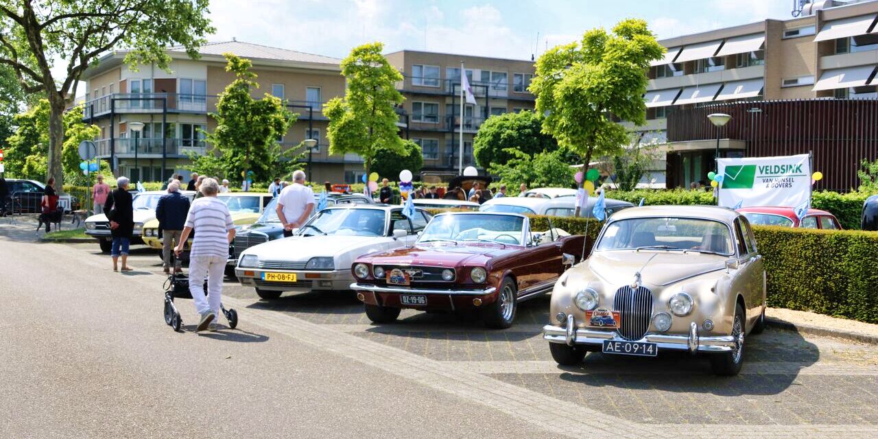 Foto: Elfde Double Classics: bewoners zorgcentrum in oldtimers door Cranendonck