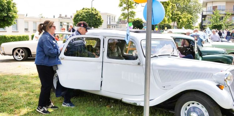 Foto: Elfde Double Classics: bewoners zorgcentrum in oldtimers door Cranendonck
