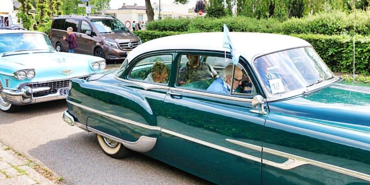 Foto: Elfde Double Classics: bewoners zorgcentrum in oldtimers door Cranendonck