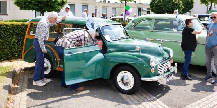 Foto: Elfde Double Classics: bewoners zorgcentrum in oldtimers door Cranendonck