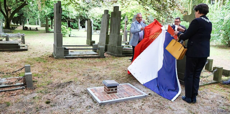Foto: Herdenking oorlogsslachtoffers Valkenswaard en onthulling plaquette Jean Descubes