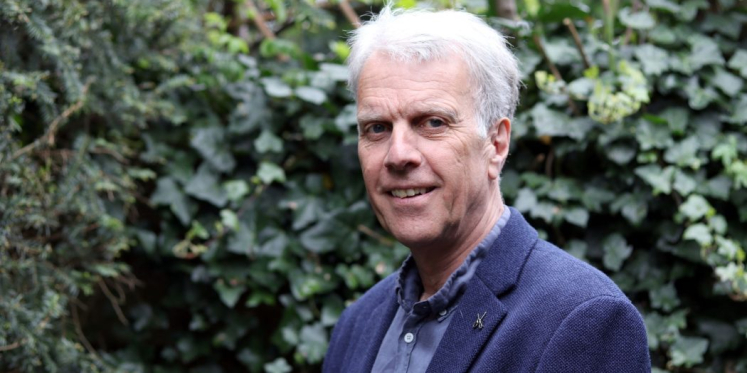 Foto: Journalist Han van Bree geeft lezing over zijn boek over Greet Hofmans in bieb Veldhoven: 'Ik gun iedere familie een Greet Hofmans'