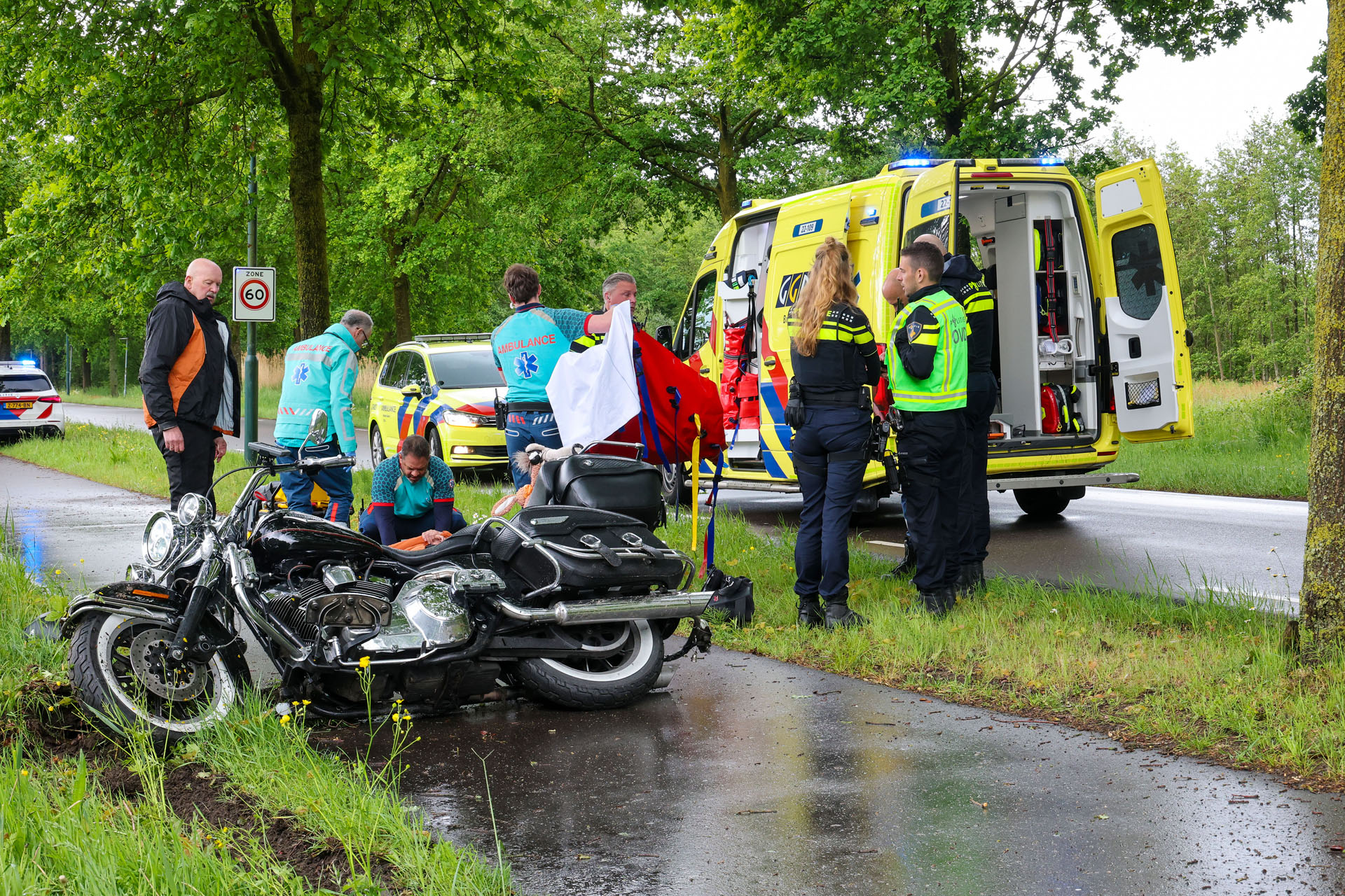 Foto: Motorrijder onderuit: passagier ernstig gewond