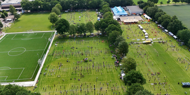 Foto: Ledûb Volleybal Festival in Budel belooft ook dit jaar weer groot succes te worden: 'De combinatie volleybal en feesten slaat gewoon aan'