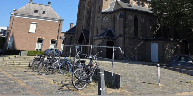 Foto: Koperdief verstopt zich onder struik bij kerk Veldhoven, politie houdt hem aan