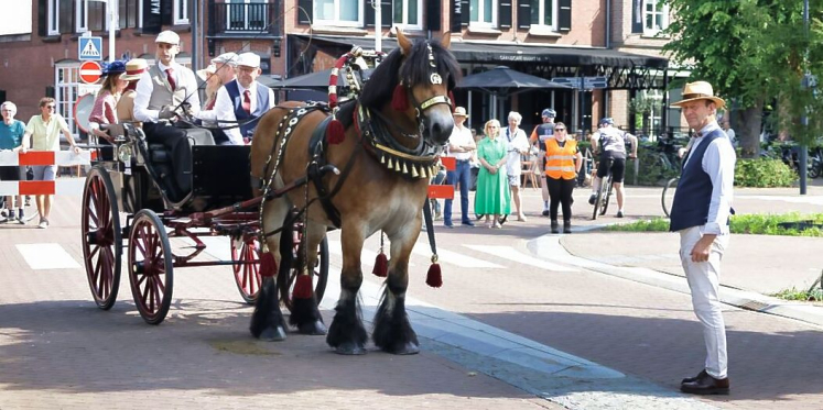 Foto: Veel belangstelling voor traditionele Pinksterrit met authentieke rijtuigen
