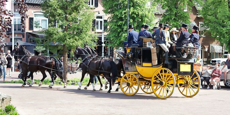 Foto: Veel belangstelling voor traditionele Pinksterrit met authentieke rijtuigen