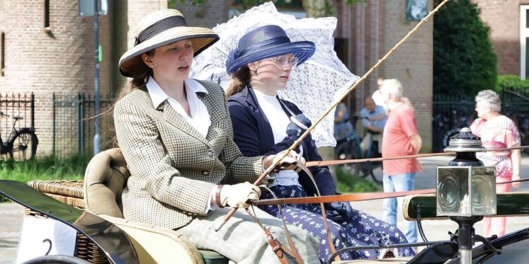 Foto: Veel belangstelling voor traditionele Pinksterrit met authentieke rijtuigen