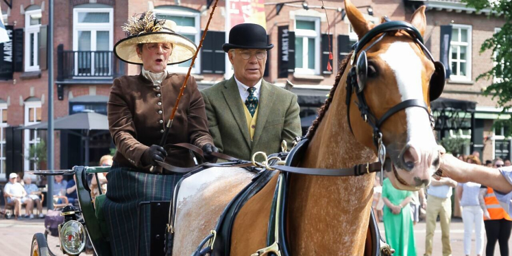 Foto: Veel belangstelling voor traditionele Pinksterrit met authentieke rijtuigen