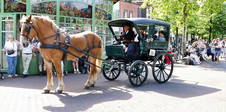 Foto: Veel belangstelling voor traditionele Pinksterrit met authentieke rijtuigen