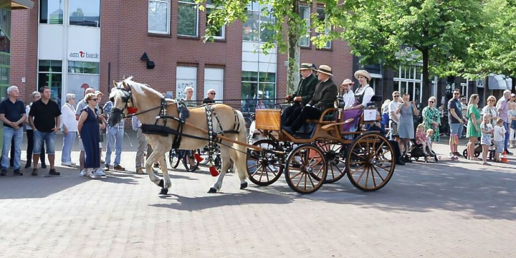 Foto: Veel belangstelling voor traditionele Pinksterrit met authentieke rijtuigen