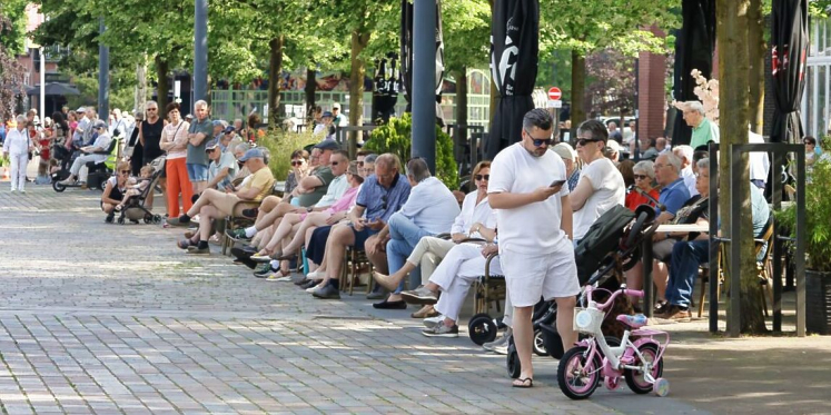 Foto: Veel belangstelling voor traditionele Pinksterrit met authentieke rijtuigen