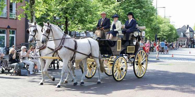 Foto: Veel belangstelling voor traditionele Pinksterrit met authentieke rijtuigen