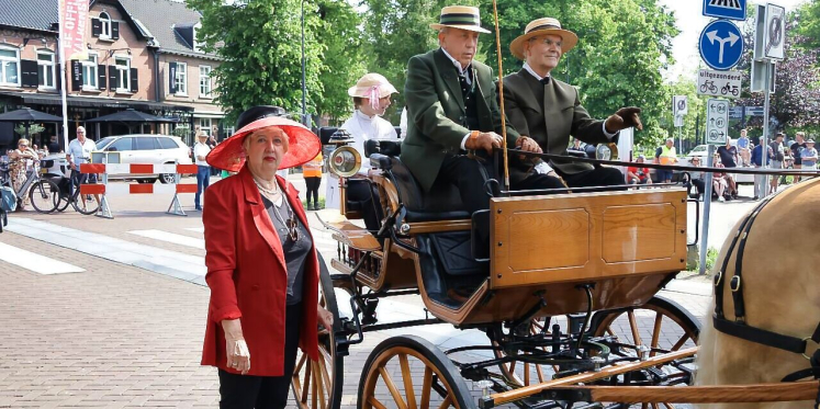 Foto: Veel belangstelling voor traditionele Pinksterrit met authentieke rijtuigen