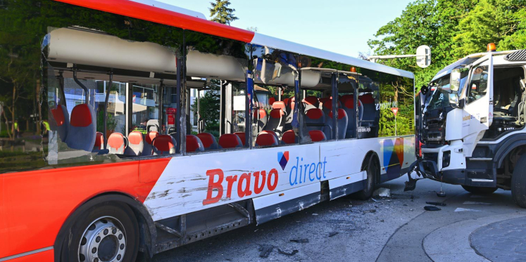 Foto: Botsing tussen stadsbus en vrachtwagen in Waalre