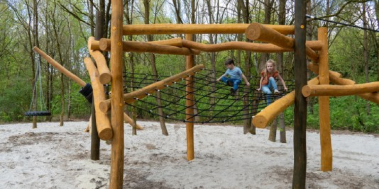 Foto: Klimrijk Brabant breidt speelbos uit met speelbrug
