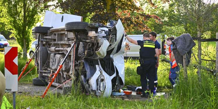 Foto: Busje klapt tegen boom in Hooge Mierde