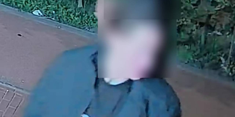 Foto: Man vertelt trots op beeld dat hij tegen gevel modezaak plast: 'Schaam je!'