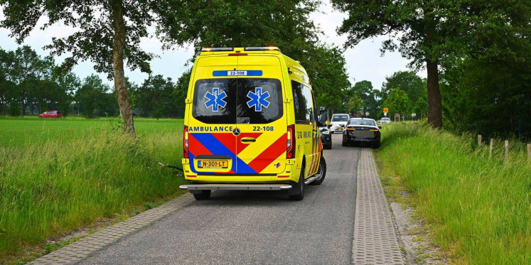 Foto: Auto botst op wielrenner in Westerhoven
