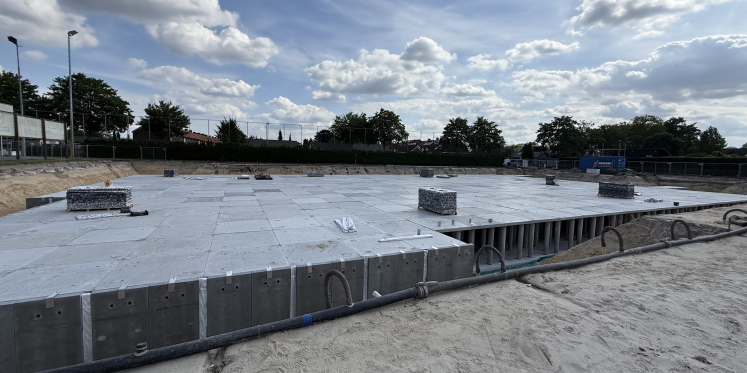 Foto: Waterberging onder nieuw kunstgrasveld moet wateroverlast in Zeelst verminderen