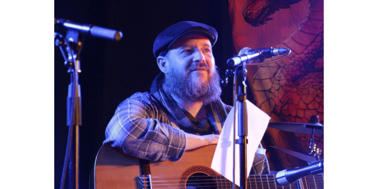 Foto: 20 juni: Troubadour Diedeliedavid treedt op in De Schoenendoos