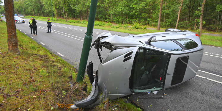 Foto: Auto belandt op zijkant na ongeval op Valkenswaardseweg in Waalre