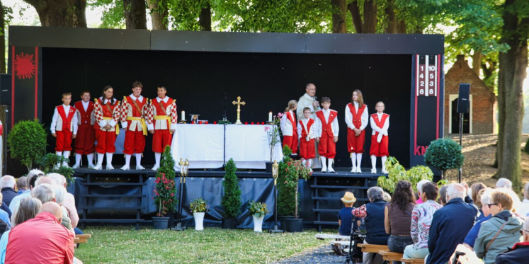 Foto: 24 juni: St.-Jansviering bij de St.-Janskapel in Leenderstrijp