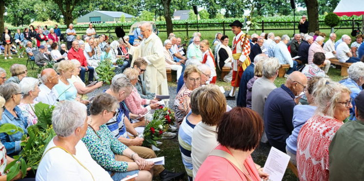 Foto: 24 juni: St.-Jansviering bij de St.-Janskapel in Leenderstrijp