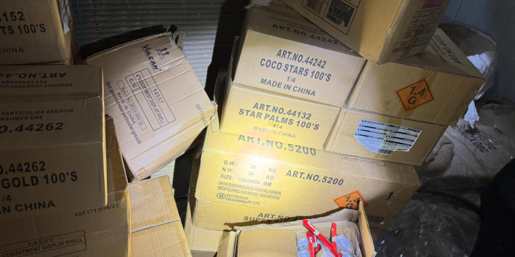 Foto: Politie haalt 24 dozen zwaar vuurwerk van straat in Budel