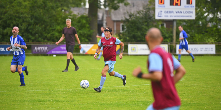 Foto: Iron Maiden wint van DEES uit Wintelre tijdens bijzondere voetbalwedstrijd