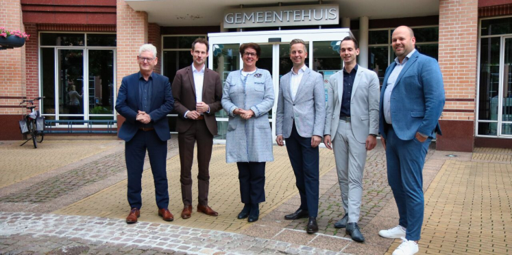 Foto: Burgemeester Valkenswaard blij en trots op nieuwe college: 'We hebben een mooi nieuw team om mee aan de start te gaan'