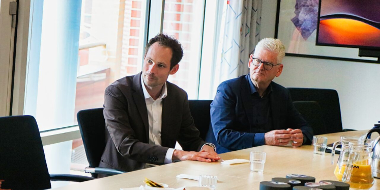 Foto: Burgemeester Valkenswaard blij en trots op nieuwe college: 'We hebben een mooi nieuw team om mee aan de start te gaan'