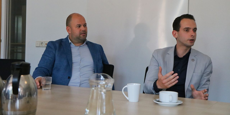Foto: Burgemeester Valkenswaard blij en trots op nieuwe college: 'We hebben een mooi nieuw team om mee aan de start te gaan'