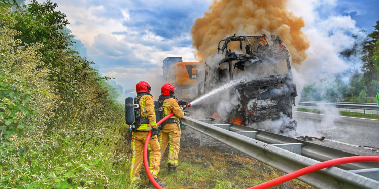 Foto: Vrachtwagen brandt uit op A2