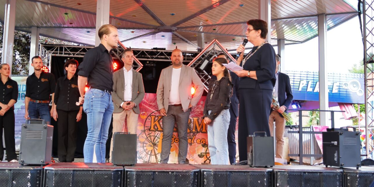 Foto: Vrijwilligerspenning bij opening kermis Borkel en Schaft