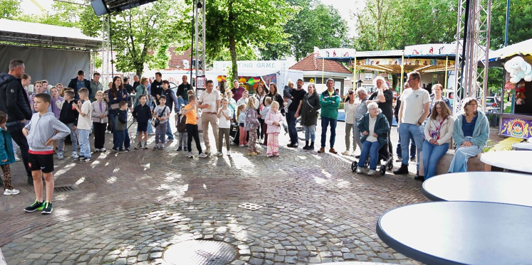 Foto: Vrijwilligerspenning bij opening kermis Borkel en Schaft