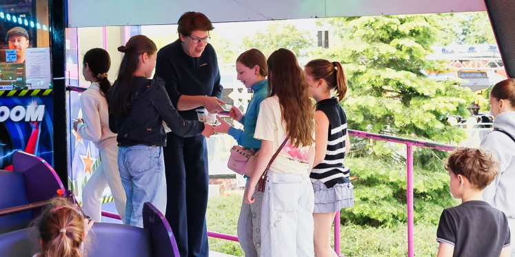 Foto: Vrijwilligerspenning bij opening kermis Borkel en Schaft