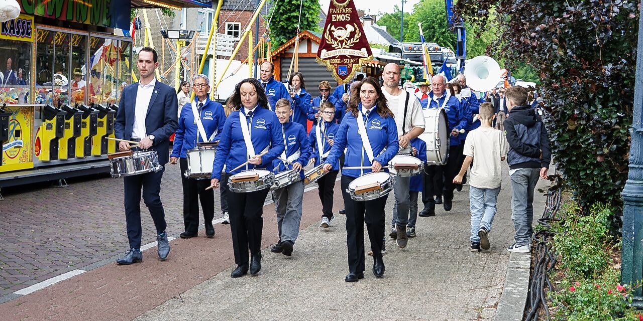 Foto: Vrijwilligerspenning bij opening kermis Borkel en Schaft