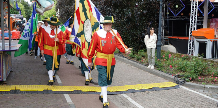 Foto: Vrijwilligerspenning bij opening kermis Borkel en Schaft