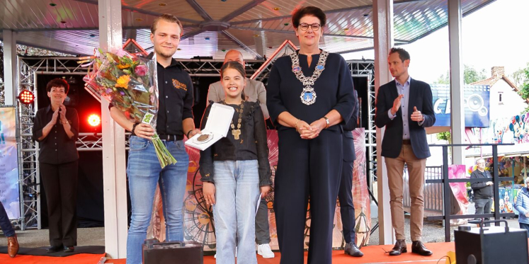 Foto: Vrijwilligerspenning bij opening kermis Borkel en Schaft