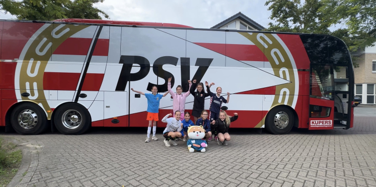 Foto: Voetbalmeiden OBS Dick Bruna Veldhoven naar landelijke finale in PSV bus