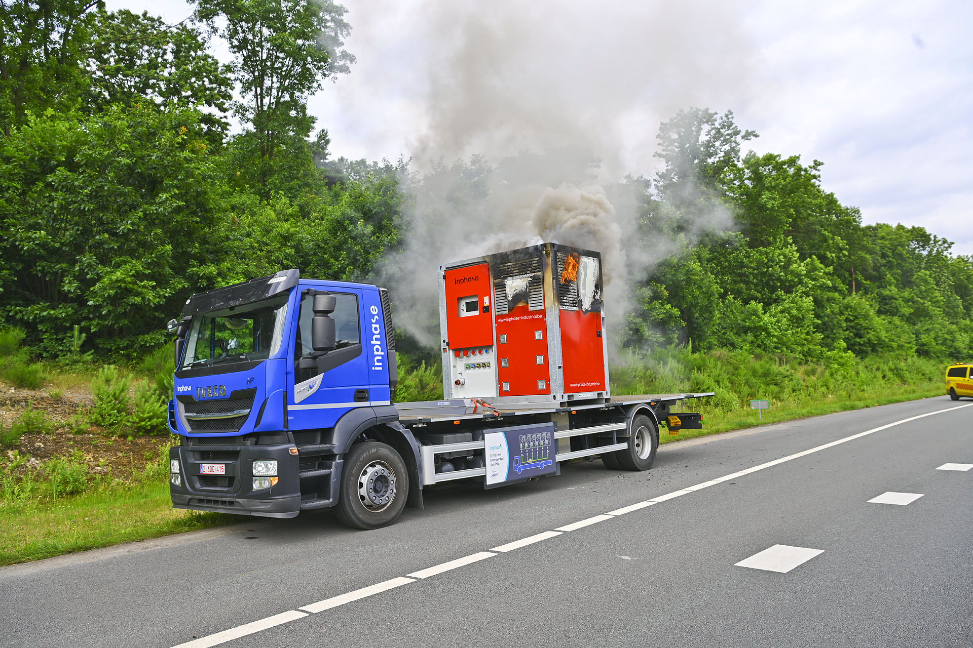 Foto: Vrachtwagen met accu-aggregaat vat vlam op A67 bij Veldhoven