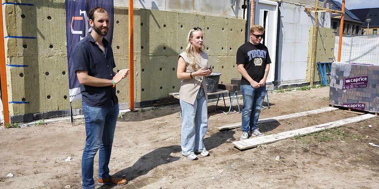 Foto: Feestelijke start bouw 12 starterswoningen De Wilde Wingerd in Valkenswaard