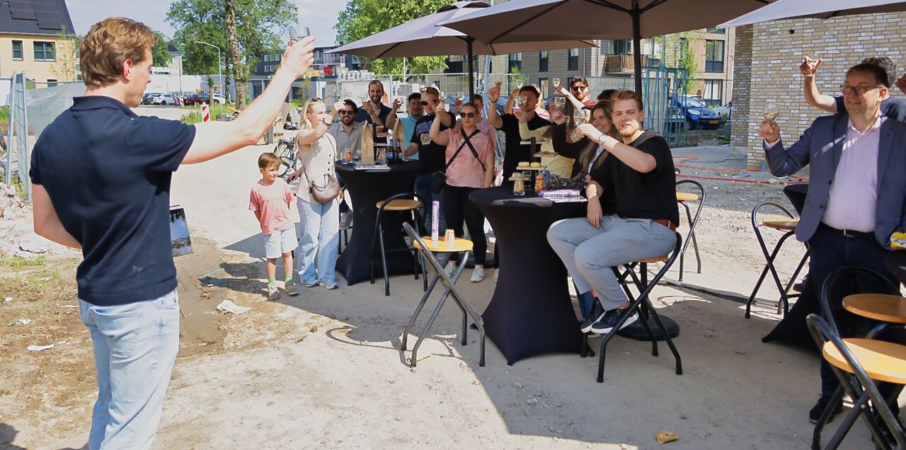 Foto: Feestelijke start bouw 12 starterswoningen De Wilde Wingerd in Valkenswaard