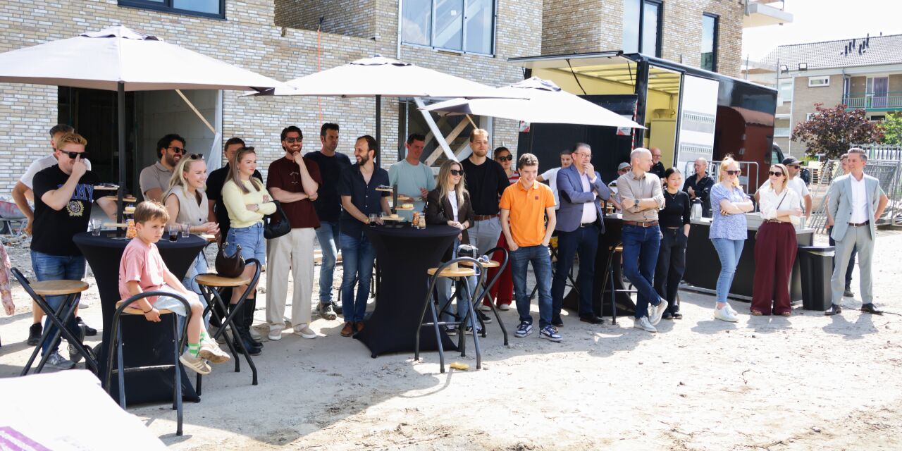Foto: Feestelijke start bouw 12 starterswoningen De Wilde Wingerd in Valkenswaard