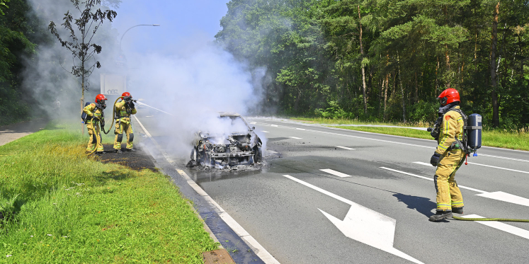Foto: Autobrand op Eindhovenseweg in Valkenswaard