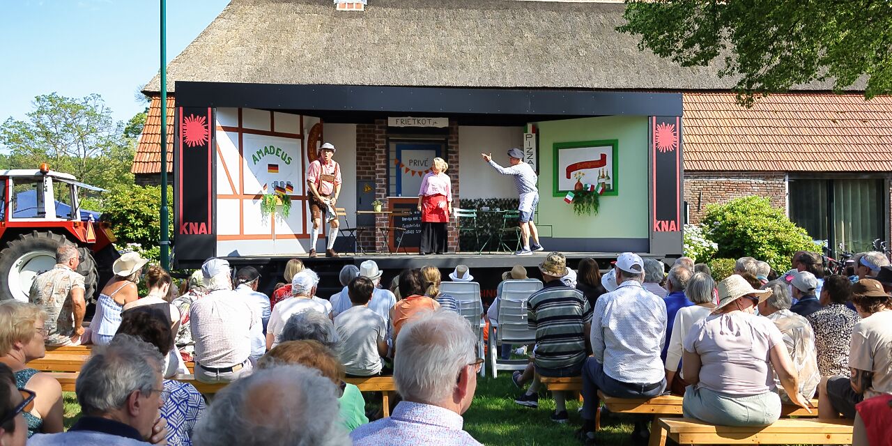 Foto: Wagenspel KNAL trekt ondanks warmte veel publiek