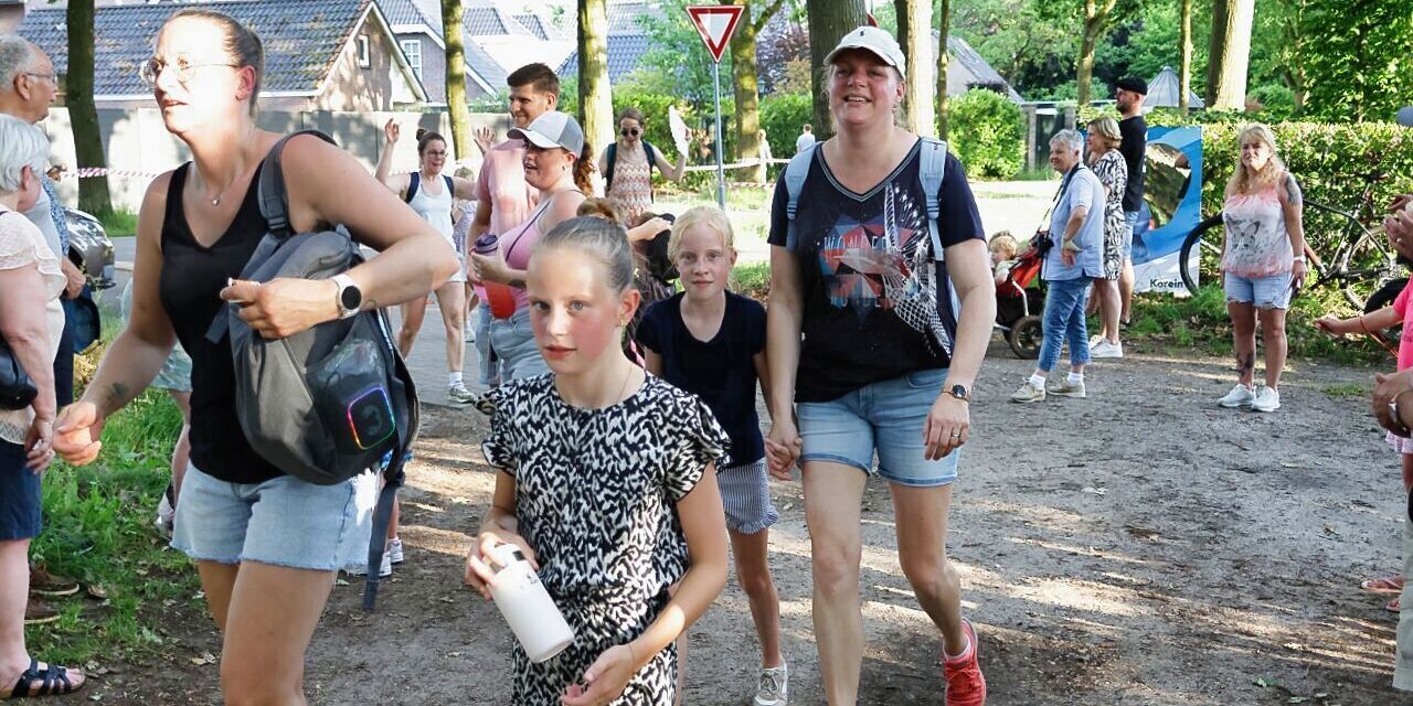 Foto: Avondvierdaagse Heeze afgesloten met warme slotdag