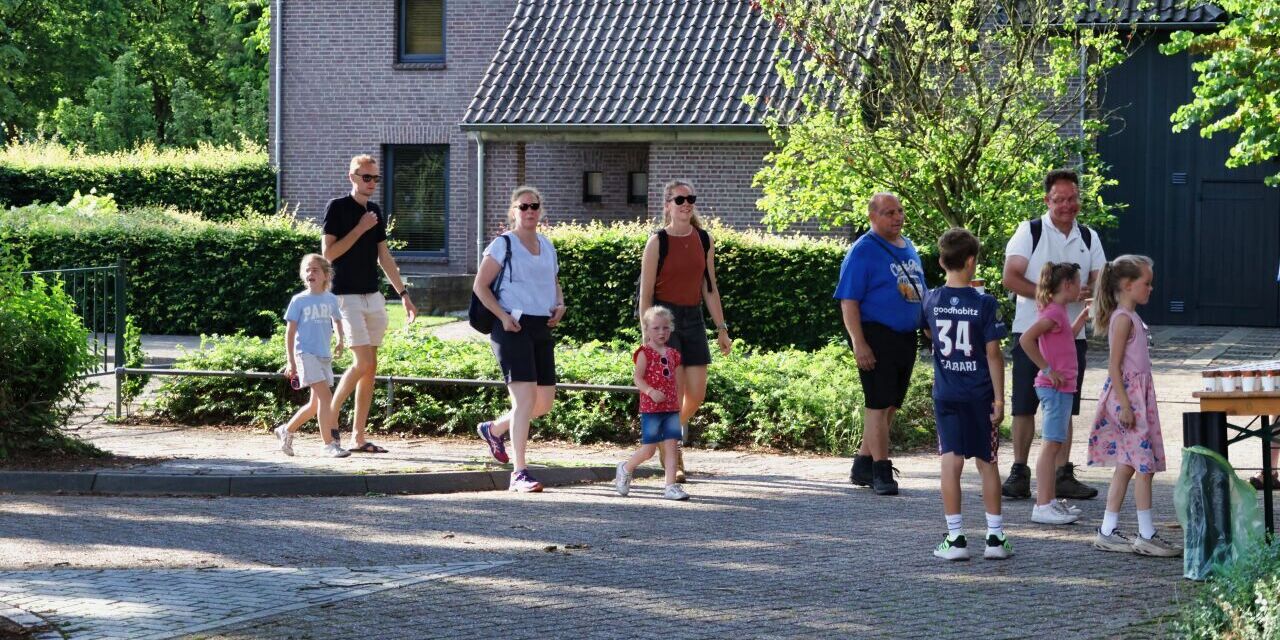 Foto: Avondvierdaagse Heeze afgesloten met warme slotdag